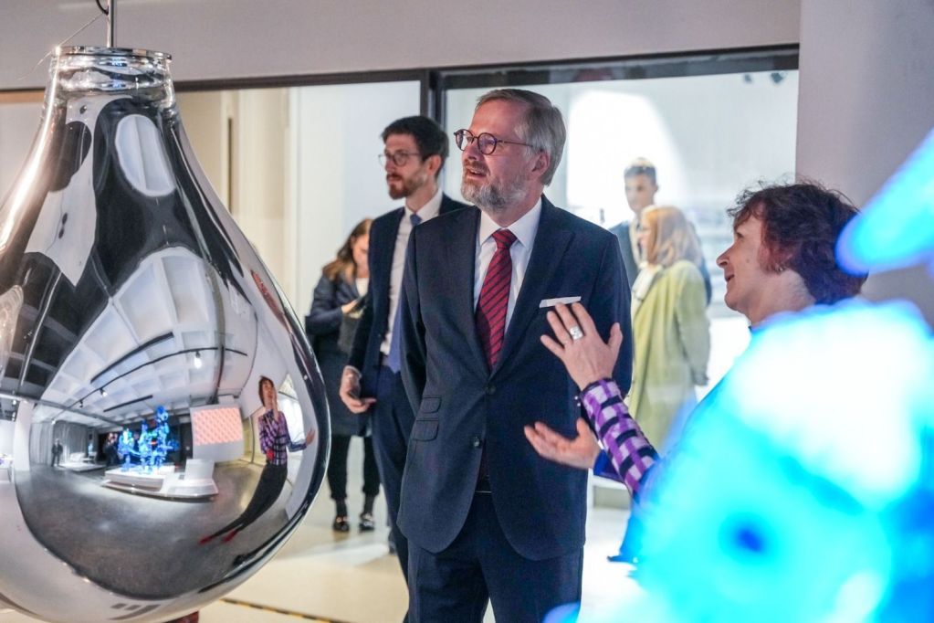 Výstavu Design a transformace navštívil premiér Petr Fiala