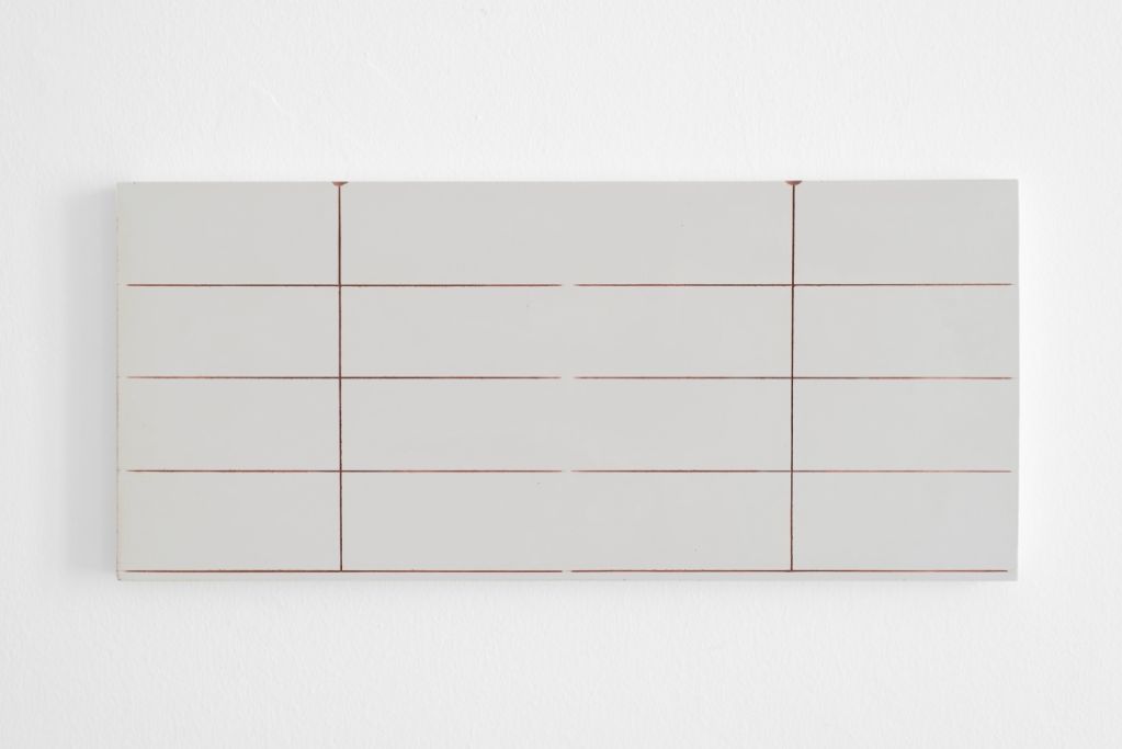 Florian Pumhösl, Studie k reliéfu, 2017, sádra, kvaš, 57x25 cm