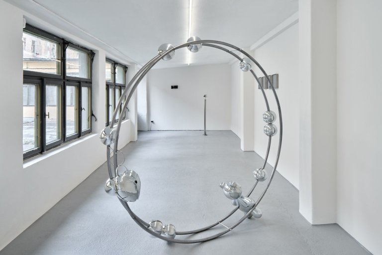 Chromový lesk díky podpoře z praxe: firma NEONLAK pomohla studentce UMPRUM s realizací diplomové práce