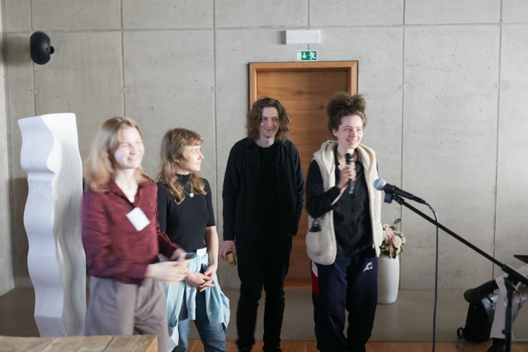 Tým projektu prezentuje: Štěpánka Břečková, Anna Magdaléna Tůmová, Jirka Královec, Mimi Pružincová