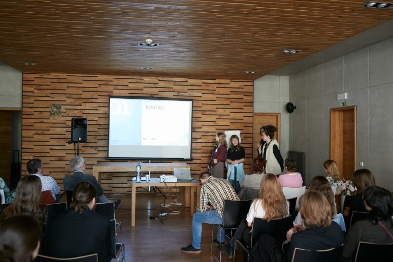 Tým projektu prezentuje na konferenci