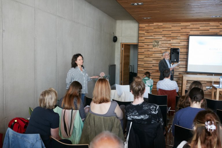 Dr. Zuzana Bauerová při diskusi po prezentaci studentů