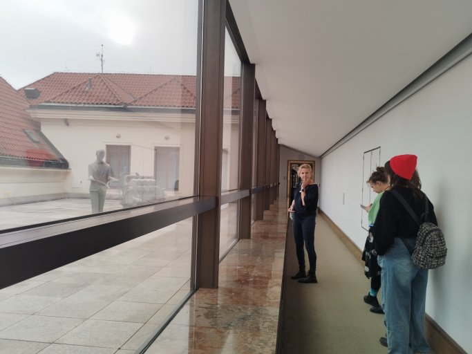 Mgr. Kateřina Urbanová (PS) a studující KRUD UMPRUM při prohlídce prostor PS Mgr. Kateřina Urbanová (PS) a studující KRUD UMPRUM při prohlídce prostor PS