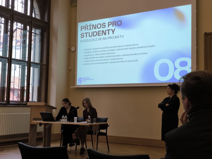 Prezentující studentky Markéta Hubertová a Štěpánka Břečková (J. Glozik)