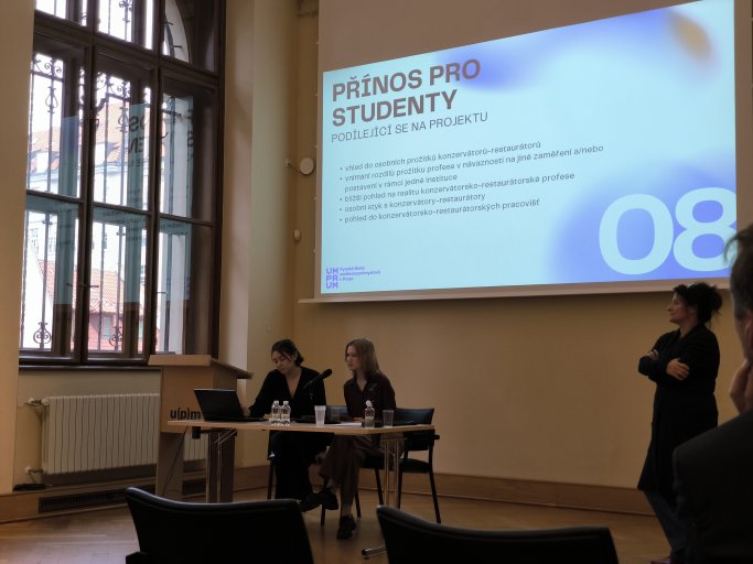 Prezentující studentky Markéta Hubertová a Štěpánka Břečková (J. Glozik)