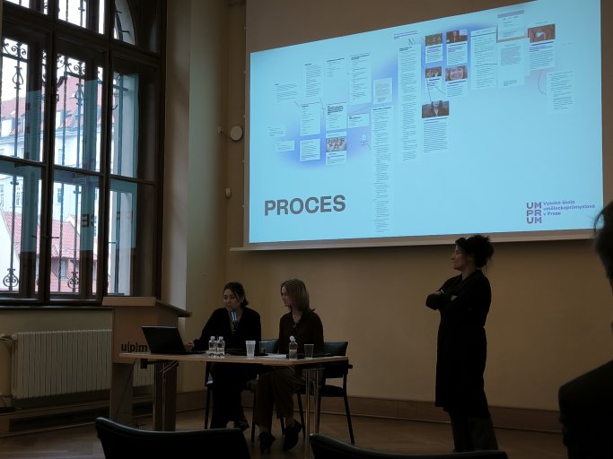 Prezentující studentky Markéta Hubertová a Štěpánka Břečková (J. Glozik)
