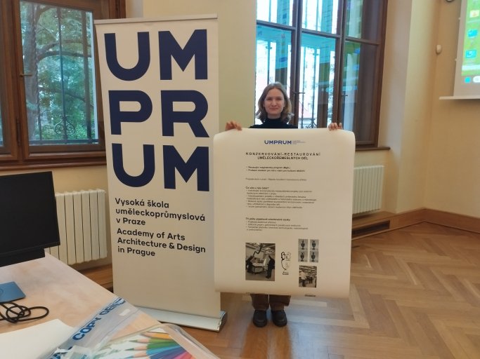 Štěpánka Břečková při přípravě prezentace UMPRUM