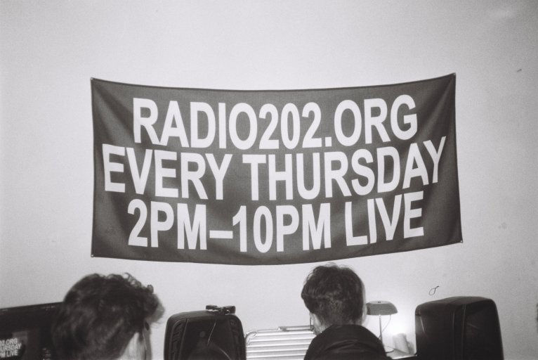 UMPRUM Online // Položit hračky na zem a nechat si s nima hrát všechny – rozhovor zachycující platformu radio202