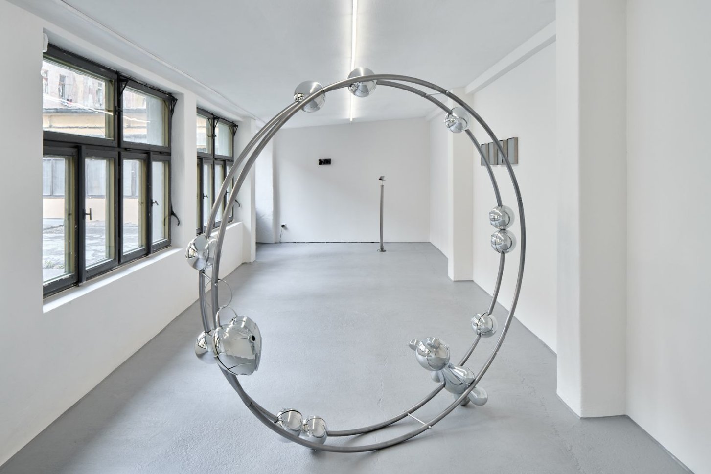 Chromový lesk díky podpoře z praxe: firma NEONLAK pomohla studentce UMPRUM s realizací diplomové práce