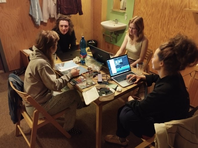 Tým projektu při přípravě prezentace