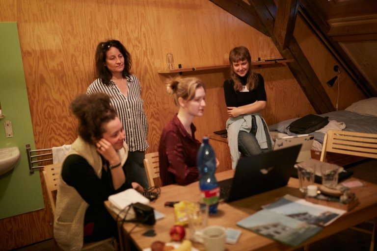 Tým projektu při přípravě prezentace