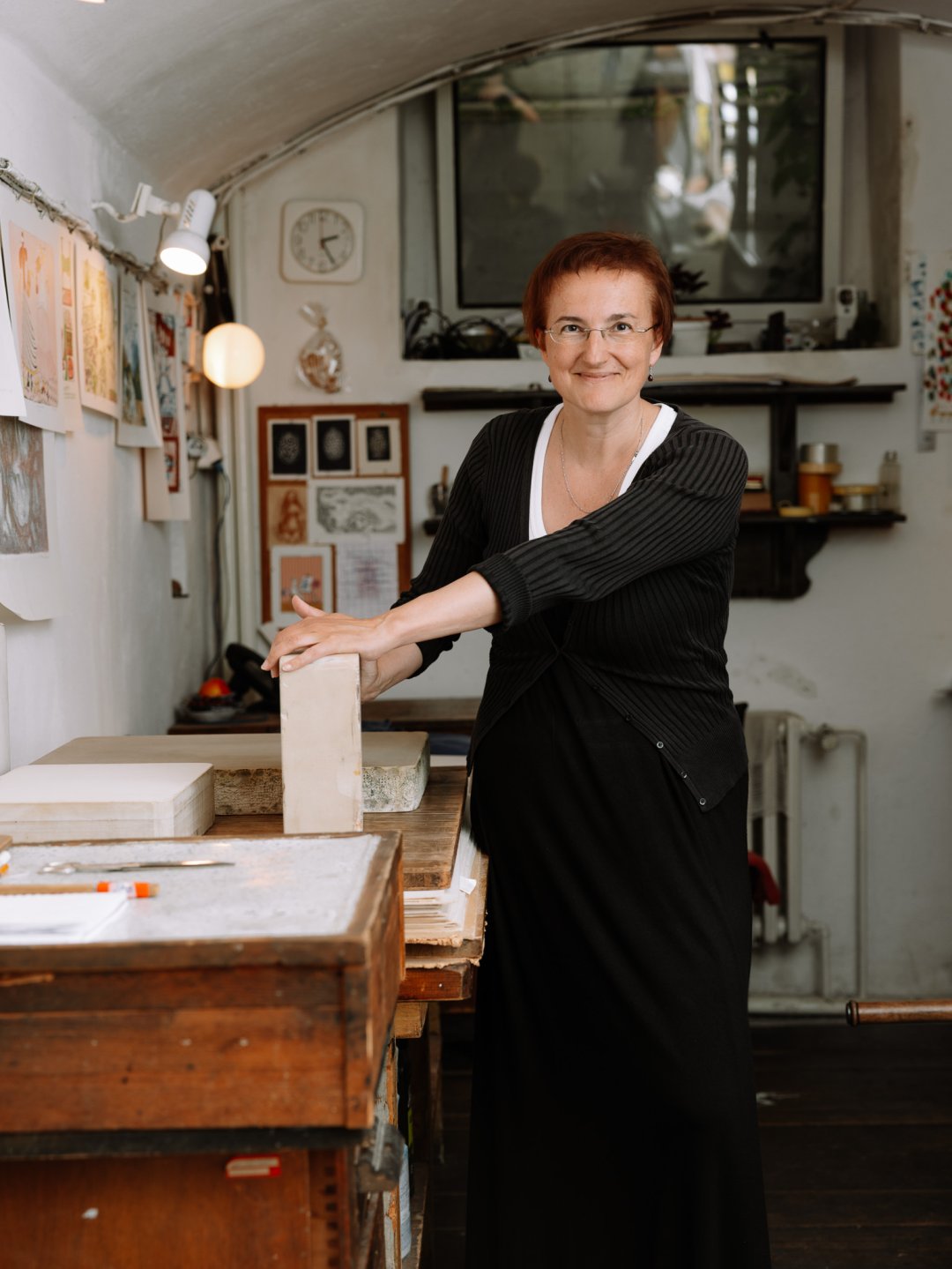 UMPRUM Online // Ve zrychlené době nás to táhne k trpělivému kameni. Rozhovor s vedoucí dílny litografie Janou Hubatkovou ke 140. výročí UMPRUM